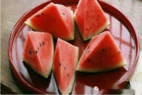 天气热吃瓜原版,吃瓜消暑乐无边