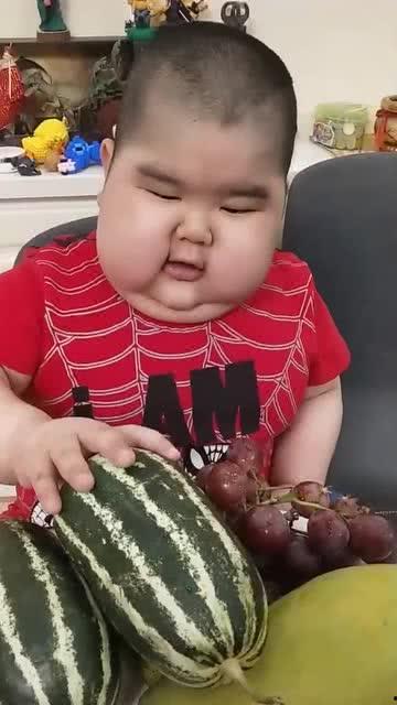 小孩吃瓜可爱,小孩吃瓜的萌态瞬间